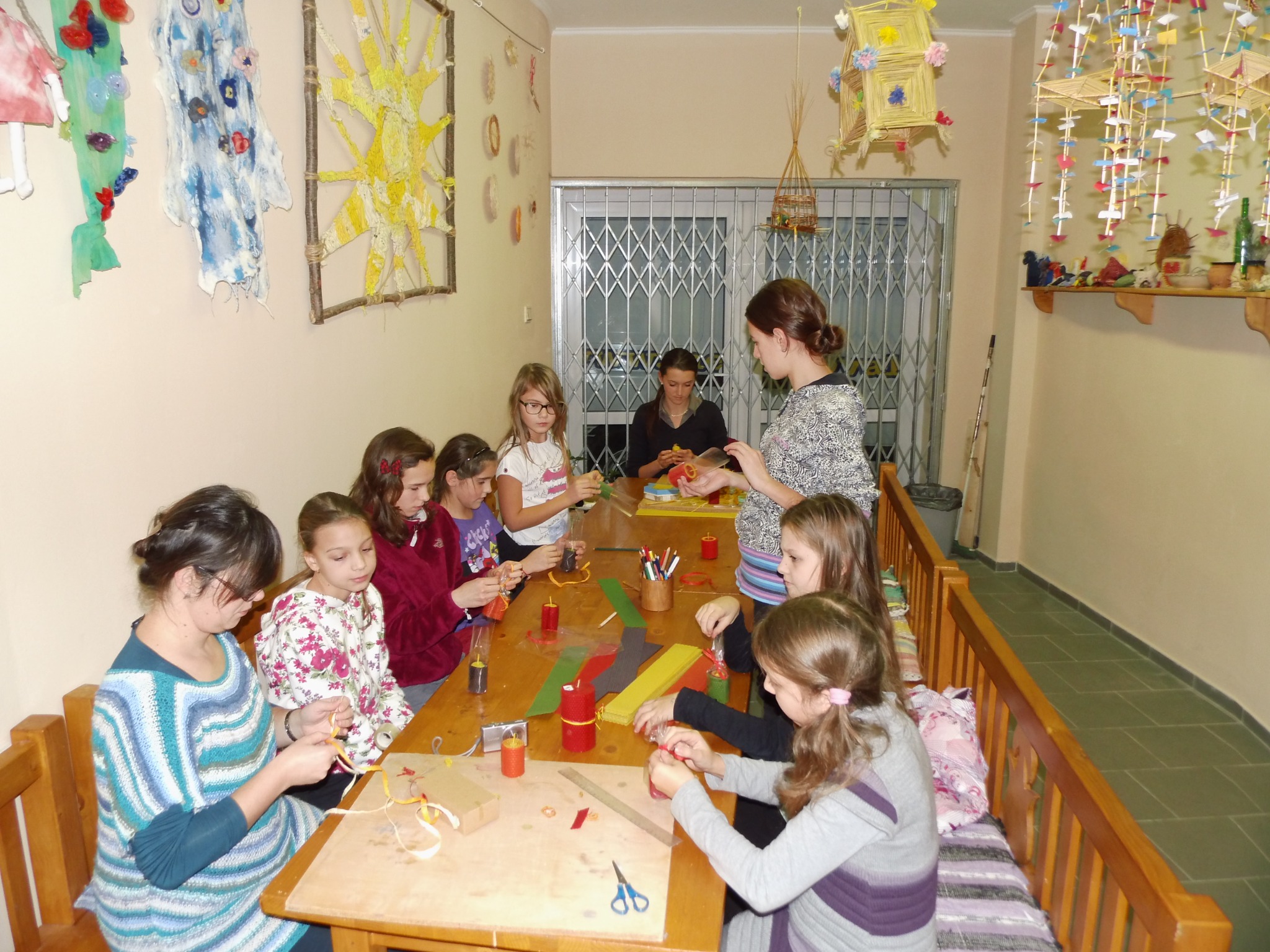 Kreativkurs mit Kindern beim Kerzenbasteln