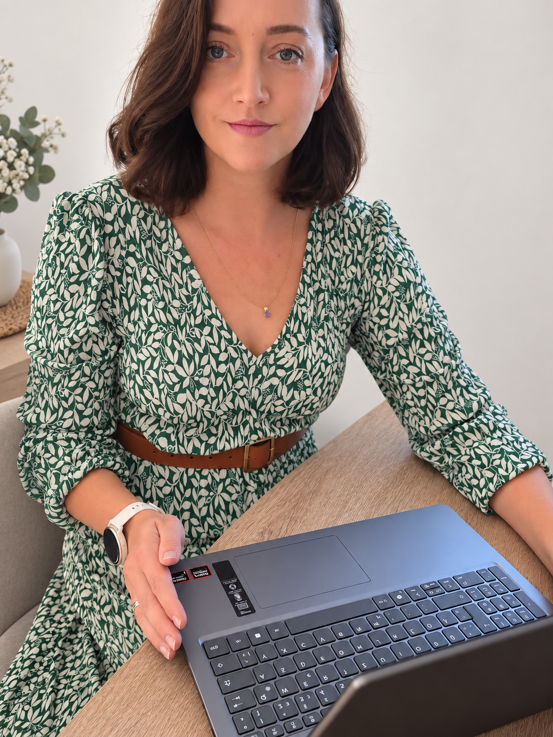 Eva Hölbling bei der digitalen Arbeit